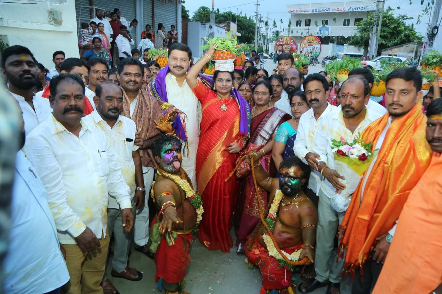 బోనం ఎత్తుకున్న నల్లగొండ నగర మేయర్ శ్రీమతి బుర్రి చైతన్య శ్రీనివాస్ రెడ్డి 